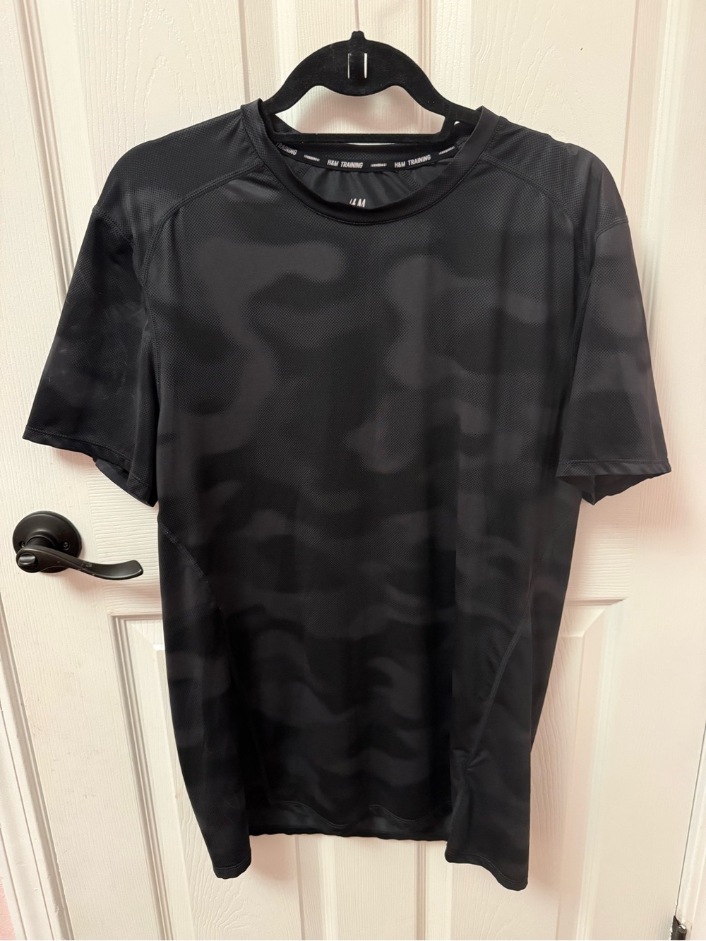 H&M Sport Training Men’s Black & Charcoal Gray Camouflage Short Sleeve Tee